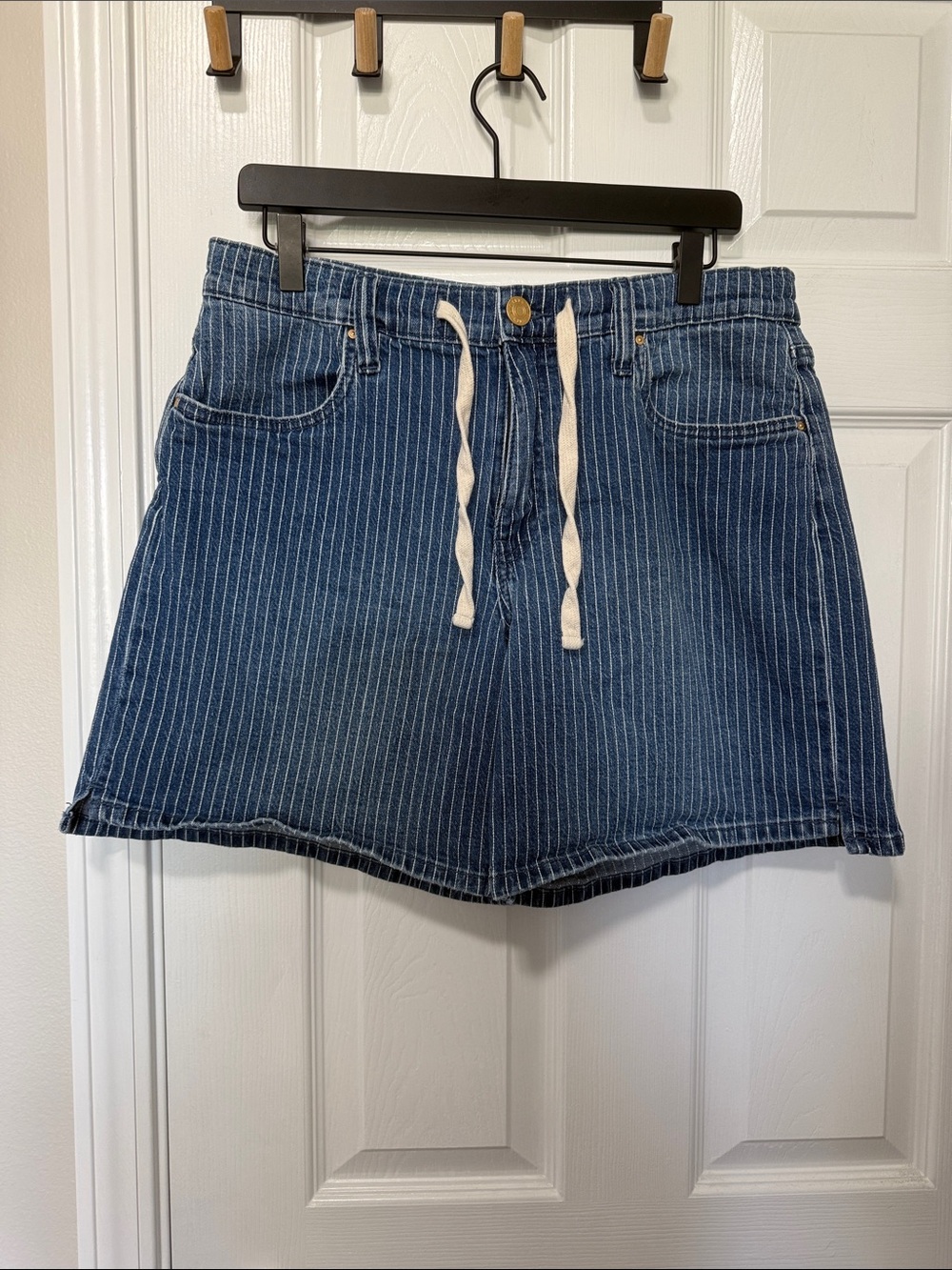 Kut from the Kloth Holly short striped blue denim railroad EUC Sz 8